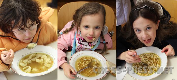 2009.03.08_11.54.05_10.jpg - Die drei M�dels genie�en ihre w�rmende Suppe.   Mit der Spende daf�r wird W�rme weitergegeben und Hoffnung geschenkt...