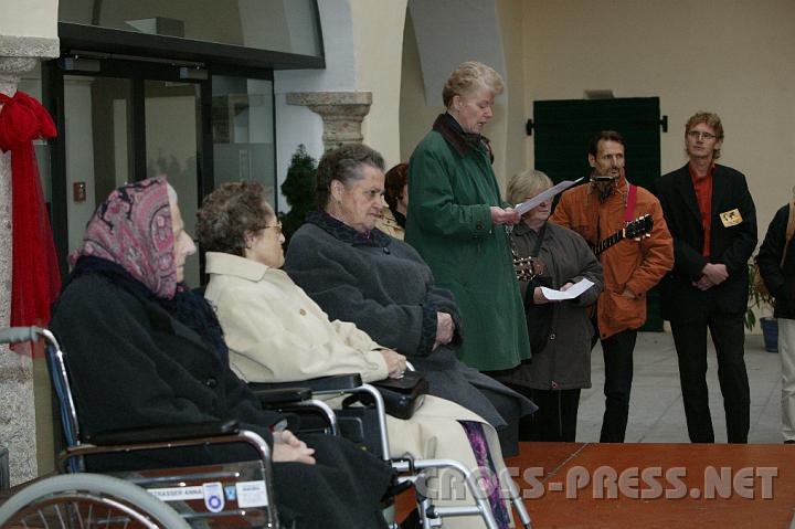 2008.10.25_16.14.38.JPG - Anita Kaiser berichtet vom heldenhaften Einsatz der drei Frauen in der NS Zeit.