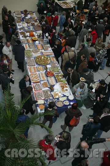 2008.10.25_16.33.02.JPG - Das reichhaltige Buffet wurde in der K�che des Polytechnikums von freiwilligen Helferinnen zubereitet.