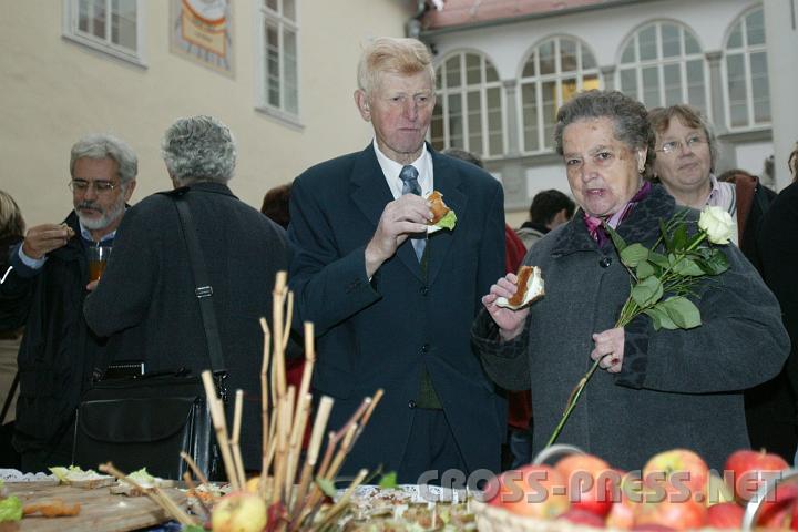 2008.10.25_16.43.53.JPG - Frau Anna Rohrhofer mit ihrem Gatten am Buffet, das von der AKN� gesponsert wurde.