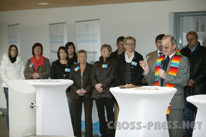 2008.11.14_14.42.49.JPG - Pfarrer Anton Schuh segnet das Kruzifix als Mittelpunkt des Hauses.