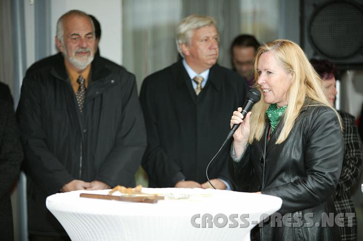 2008.11.14_14.45.49_01.JPG - v.l.n.r.: LAbg. Klubobmann Helmut Cerwenka, Vorsitzender des Vereins "Rettet das Kind" N�; LAbg. Mag. Johann Heuras, Bgm. v. St.Peter/Au; in Vertr. f. LH Dr. E. Pr�ll: LAbg.Bgm. Ingeborg Rinke.