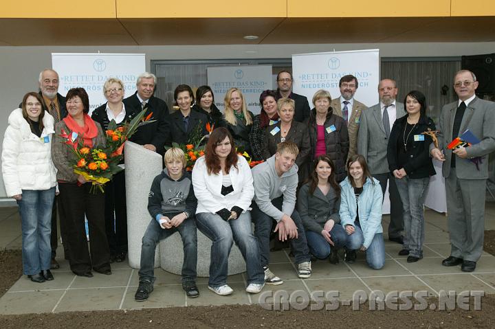 2008.11.14_14.55.10.JPG - Das Leitungsteam von "RdK" N� mit Pfarrer Schuh, Bgm. Heuras,  den Betreuern und einigen Bewohnern des neuen Wohlfahrtshauses.