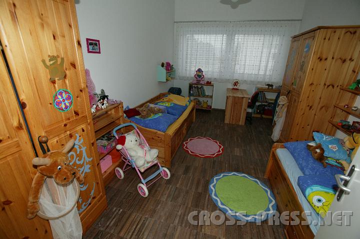 2008.11.14_15.08.55.JPG - Das  Zimmer der zwei j�ngsten Bewohner, einem von insgesamt drei Geschwisterpaaren im Haus.
