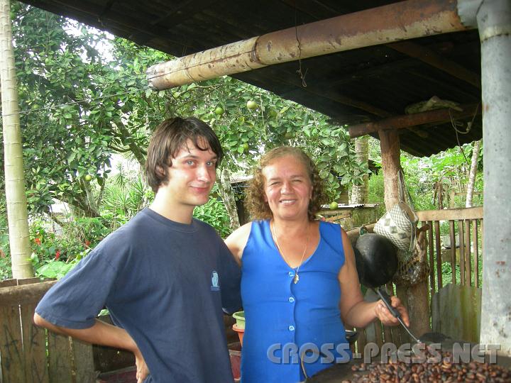 3-25.JPG - Rösten der Kakaobohnen.