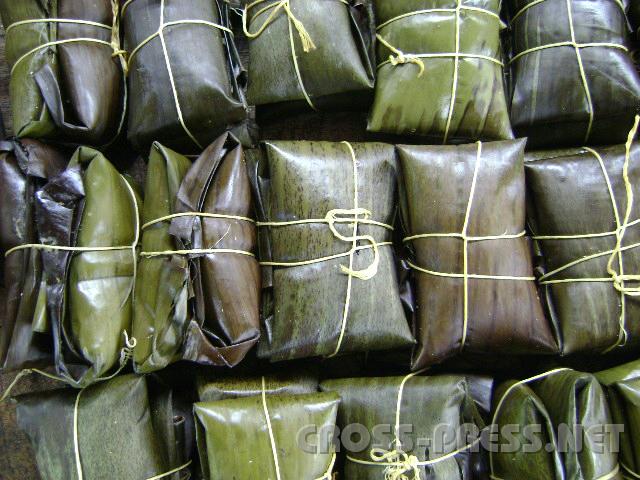 3-43c.JPG - Tamales (Gefüllte Mais-Teigtaschen).