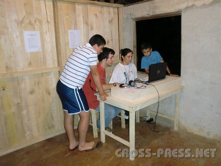 4-04 Umzug (Schwarz).JPG - Viele Dorfbewohner, die vorher über 50km reisen mussten, um ein Email zu verschicken, nützen das Internet-Cafe Angebot.