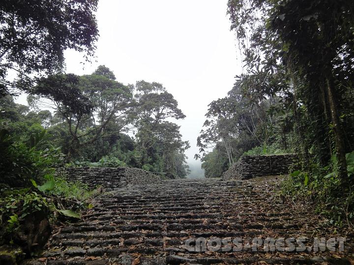 5-65.JPG - Die Straßen der Ureinwohner sind noch immer besser als die derzeitige.