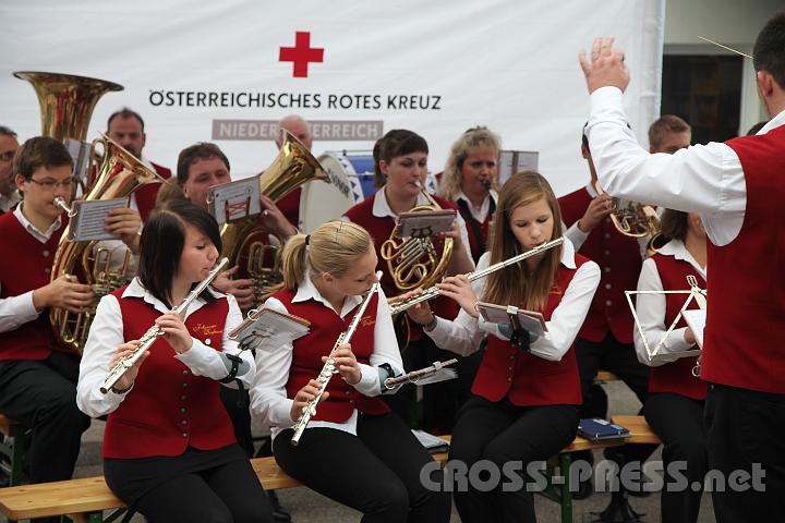2012.09.29_15.34.19.jpg - Die Dorfmusik spielt auch dem Aschbacher Bürgermeister Franz Kirchweger ein Ständchen zum 50er.
