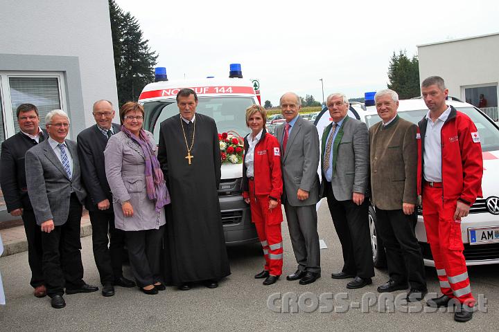 2012.09.29_15.40.04.jpg - Vor den neuen Einsatzfahrzeugen, v.l.n.r.: Die Bürgermeister Erwin Pittersberger (Weistrach), Franz Deinhofer (Seitenstetten) und Franz  Kirchweger (Aschbach), LAbg. Michaela Hinterholzer, Abt Berthold Heigl, Bezirksstellenleiterin Katharina Latschenberger, die Bürgermeister Karl Latschenberger (Biberbach), Gerhard Wieser (St.Peter/Au) und Franz Sturm (Wolfsbach) sowie der stellvertretende Bezirksstellenleiter Stefan Wenzel.
