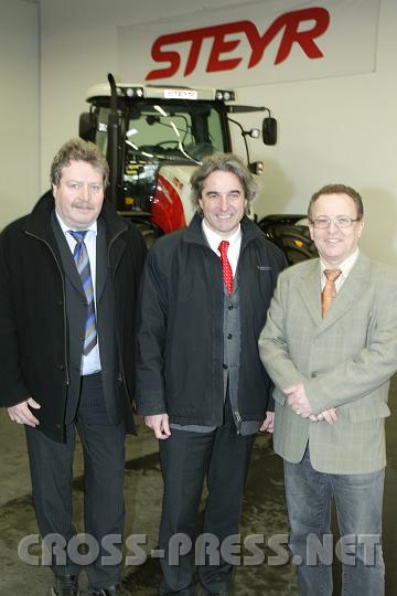 2008-02-18_14.53.50.JPG - Ferdinand Bogenreiter, Obmann des Arbeiterbetriebsrats CNH �sterr.; Dr. Erich Buchinger, Sozialminister; Alois Schlager, Obmann des Angestelltenbetriebsrats CNH �sterreich, St.Valentin.