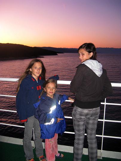 2009.08.15_05.51.09.jpg - Erster Sonnenaufgang am Meer auf der F�hre von Krk nach Cres.