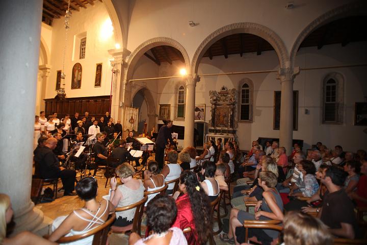 2009.08.20_21.09.19.jpg - Cantus Ensamble "Ivan Filipovic" izvode "Plac osorski" od Berislava �ipu�a u osorskoj Katerdrali pod vodstvom Gorana Jerkovica i Berislava �ipu�a sa solistima Monika Cerovcec (sopran, andeo), Martina Gojceta Silic (mezzosopran, Gospa), Domagoj Dorotic (tenor, Isus), Goran Juric (bas, Ivan).