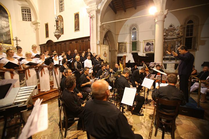 2009.08.20_21.10.21.jpg - Cantus Ensamble "Ivan Filipovic" izvode "Plac osorski" od Berislava �ipu�a u osorskoj Katerdrali pod vodstvom Gorana Jerkovica i Berislava �ipu�a sa solistima Monika Cerovcec (sopran, andeo), Martina Gojceta Silic (mezzosopran, Gospa), Domagoj Dorotic (tenor, Isus), Goran Juric (bas, Ivan).