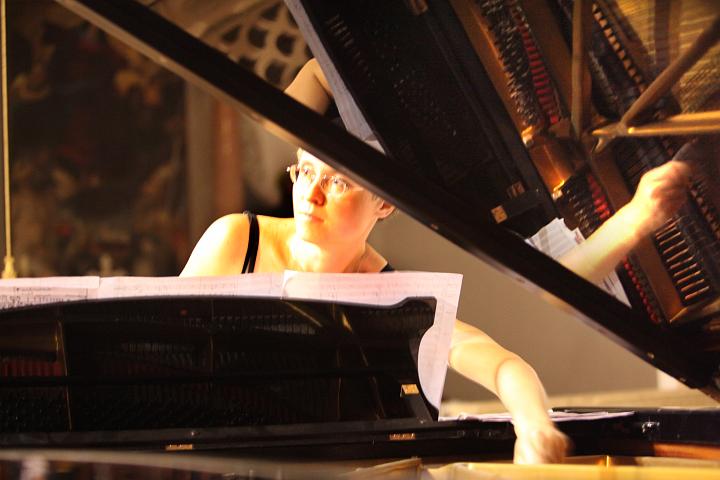 2009.08.20_21.26.33.jpg - Cantus Ensamble "Ivan Filipovic" izvode "Plac osorski" od Berislava �ipu�a u osorskoj Katerdrali pod vodstvom Gorana Jerkovica i Berislava �ipu�a sa solistima Monika Cerovcec (sopran, andeo), Martina Gojceta Silic (mezzosopran, Gospa), Domagoj Dorotic (tenor, Isus), Goran Juric (bas, Ivan).