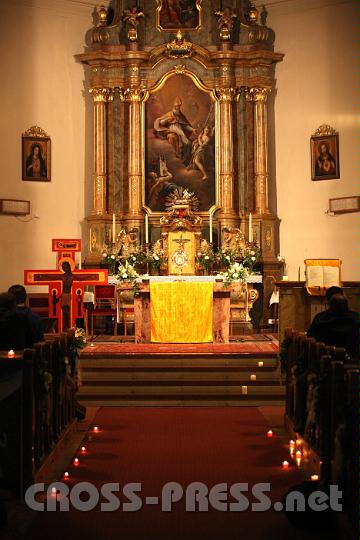 2011.05.28_00.26.06.jpg - Als Abschluss der "Langen Nacht der Kirche" gestalteteten Kaplan P.Dominik Riegler und die Jugendgruppe der Pfarre die mitternächtliche Meditation und die Anbetung mit Liedern und Gebeten aus Taizé.