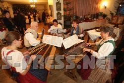 2009.12.06_16.24.29.jpg - Krippenausstellung mit heimeliger Stimmung wie in der Bauernstube, Stubenmusik gespielt vom ehem. Lehrer an der Musikschule und seinen damaligen Sch�lerinnen.