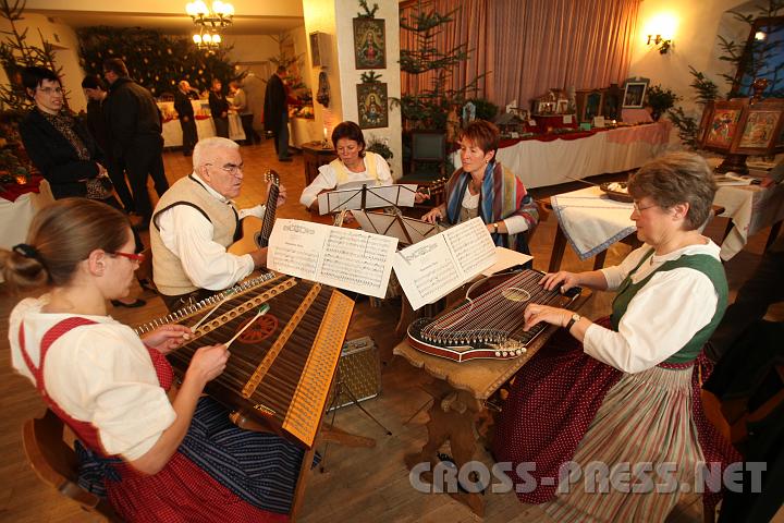 2009.12.06_16.24.29.jpg - Krippenausstellung mit heimeliger Stimmung wie in der Bauernstube, Stubenmusik gespielt vom ehem. Lehrer an der Musikschule und seinen damaligen Sch�lerinnen.