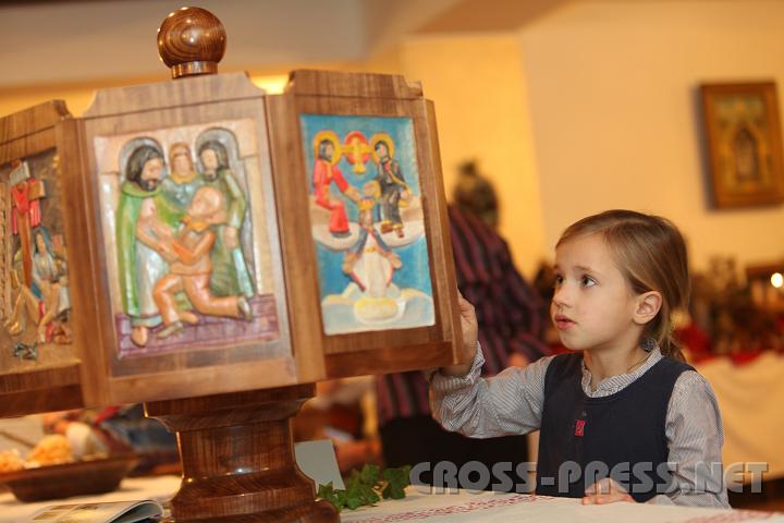 2009.12.06_16.43.28.jpg - P.Martins Jahreskrippe kann man drehen...Sie zeigt Szenen aus dem Leben Jesu von der Verk�ndigung bis zur Himmelfahrt.