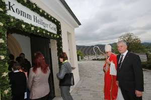 PfarrFirmung Allhartsberg 2013 Bürgermeister LAbg. Anton Kasser mit Altabt P.Johannes Gartner beim Einzug durch die festlich geschmückte Pforte.