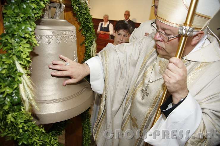 2016.06.26_09.37.23.JPG - ... und schließlich werden sie noch mit Chrisam gesalbt.