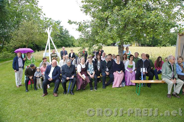 2016.06.26_09.46.49.JPG - Wegen Platzmangels war für viele die Glockenmesse eine Feldmesse.
