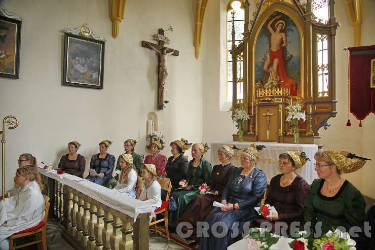 2016.06.26_10.09.22.JPG - Die Goldhaubengruppe vor  dem Altarbild des Hl. Sebastian.