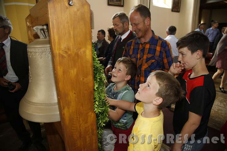 2016.06.26_11.12.05.JPG - Auch die Kinder durften die Glocken zum Klingen bringen ...