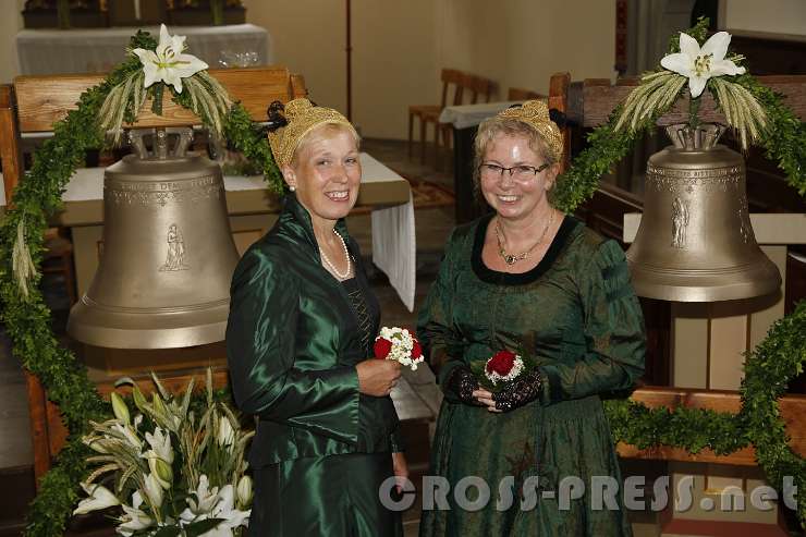 2016.06.26_12.19.06.JPG - Fesche Goldhauben-Damen