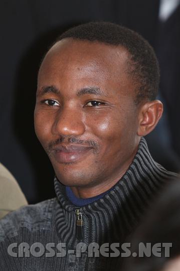 2010.02.20_15.30.02.jpg - Theologiestudent aus Tansania, der seine Diplomarbeit �ber die Katechese durch Radio Maria schreibt.