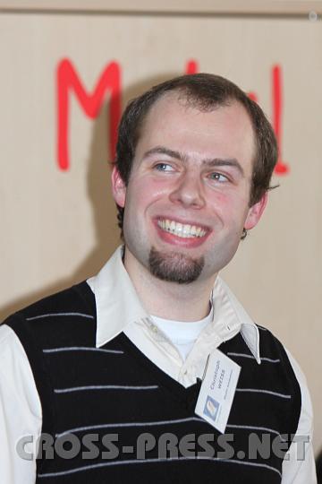 2010.02.20_15.28.10_01.jpg - Der freundliche junge Mann hei�t MMag. Christoph Weiss. Er leitet das Amstettner Studio von Radio Maria und unterrichtet Religion am Gymnasium in Wieselburg.