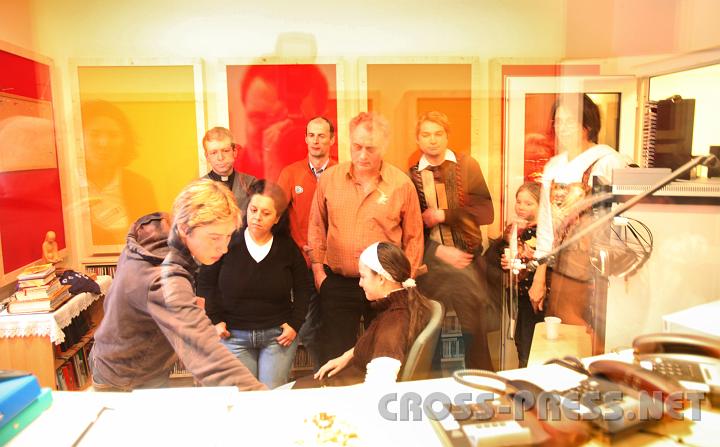 2010.02.20_16.11.09.jpg - Blick aus dem Publikum-Raum durch die dicke Glasscheibe ins Studio.  Die erfahrene Mitarbeiterin Dr.Luzia H�bner gibt den "Neuen" eine erste "Unterrichtsstunde".