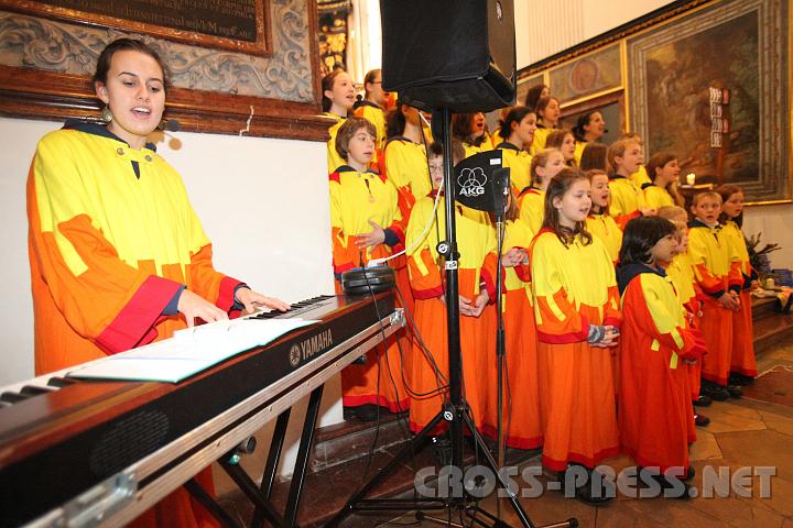 2010.12.12_11.09.33.jpg - Johanna beim Begleiten mit dem Klavier.