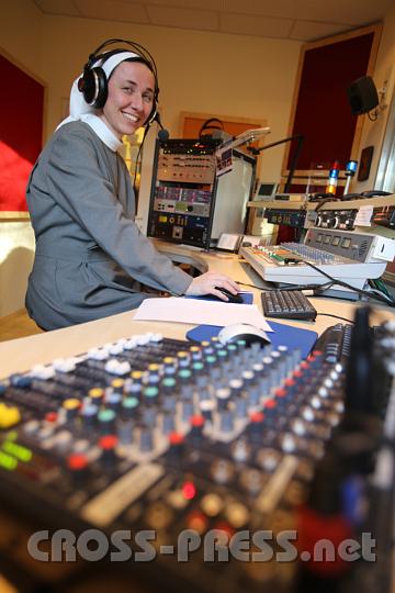 2012.11.25_14.30.51.jpg - Schwester Michaela Gehart, Leiterin des Amstettner Radio Maria Studios, am Mischpult.