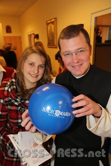 2012.11.25_15.52.06.jpg - Pater JP von der "Familie" der berühmten Zebras, und Babsi von der berühmten Familie Radinger machen Promotion für Radio Maria.  ;)