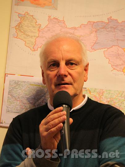 2012.11.25_16.14.03.jpg - Bernhard Grimm, ein "Veteran" von Radio Maria, berichtet aus seiner langjährigen Erfahrung als "Technik-Hotline".  ;)