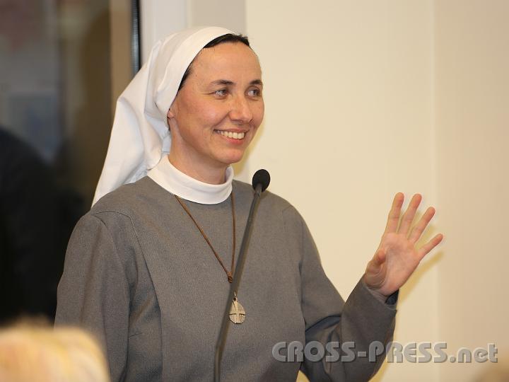 2012.11.25_16.35.58_01.jpg - Als Moderatorin und Sendebegleiterin bringt Sr.Michaela Gehart viel Freude in den "Äther".