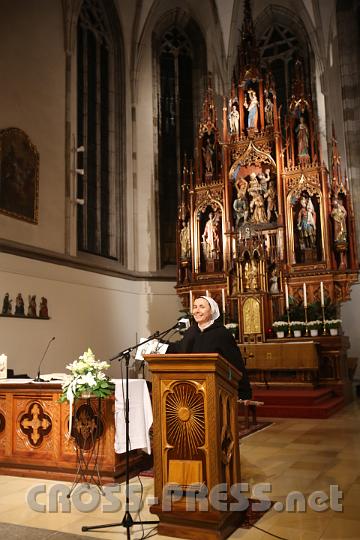 2012.11.25_17.28.13.jpg - Schwester Michaela gibt Hinweise für den Messablauf in der  Stadtpfarrkirche St.Stephan.