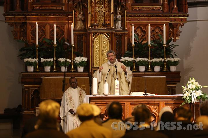 2012.11.25_17.39.38.jpg - Hw. Andreas  Schätzle und der Provisor von St.Oswald im Yspertal, Fabian Ifechi Ehujuo, zelebrieren die Messe.