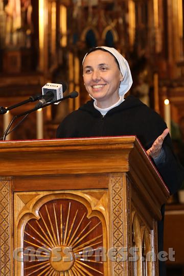 2012.11.25_19.11.35_c.jpg - Auch Sr. Michaela gibt Zeugnis und ermutigt zur Mitarbeit.