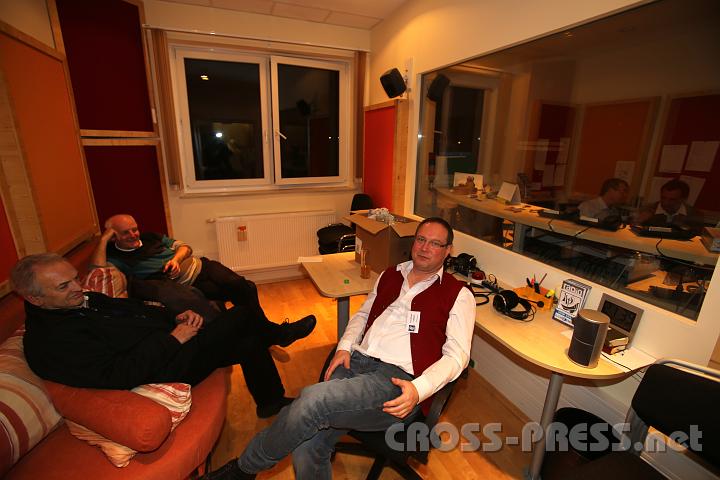 2012.11.25_21.39.30.jpg - Gemütlicher Ausklang des "Mitarbeitertages" im Gästestudio. :)