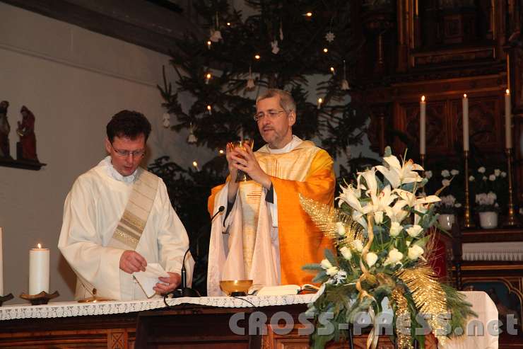 2014.01.07_18.23.23.jpg - Andreas Schätzle (hier mit Diakon Dominik Riegler):"Bemühen wir uns Tag für Tag, die Begegnung mit Gottes Herrlichkeit zu suchen, einander auf dem Weg zu begleiten und zu stärken, anderen davon zu erzählen
 Besonders in der Liturgie gibt es diese Momente, die uns dazu helfen - wo wir spüren: die Hand Gottes berührt mich, der Himmel geht auf, die Engel singen, die Kirche jubelt."