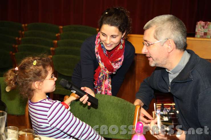 2014.01.07_20.13.04.jpg - Julia traut sich, unterstützt von Mama Birgit, mit Andreas Schätzle ein Lied zu singen.