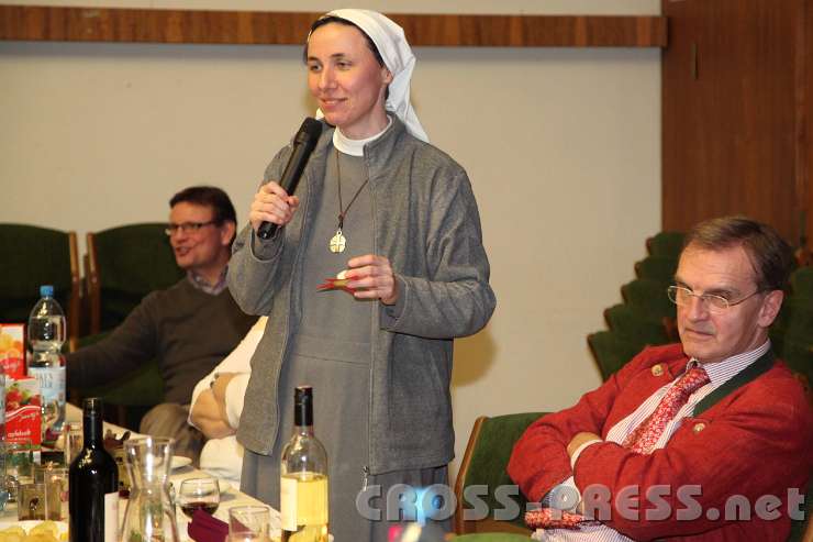 2014.01.07_20.47.03.jpg - Sr. Michaela Gehart FMM, Leiterin des Amstettner Radio Maria-Studios,  verschenkte selbstgemachte Seifen in weihnachtlichen Formen, auf Sterne geklebt.