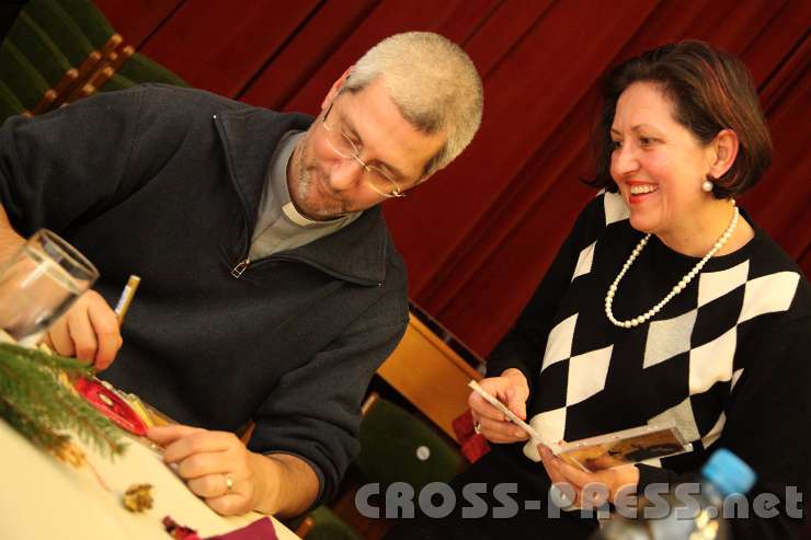 2014.01.07_22.01.05.jpg - Zum Abschluss waren auch noch ein paar Autogramme auf die  "Rosenregen" Geschenk-CDs gefragt.