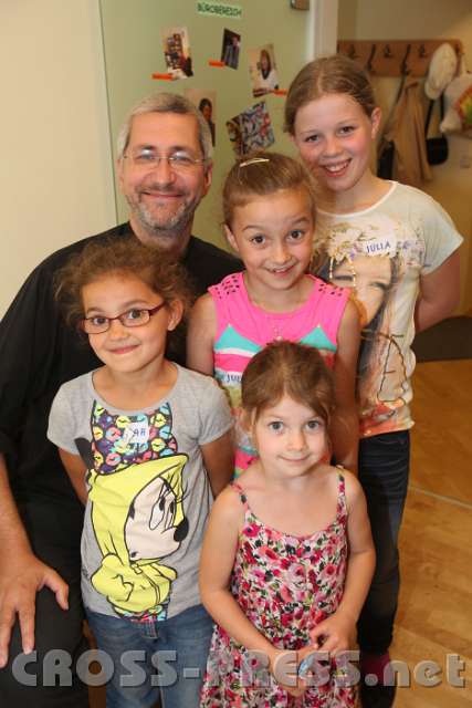 2014.06.18_15.37.05.jpg - Programmdirektor mit Kinderschar. :)