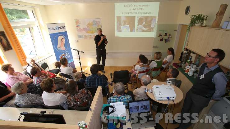 2014.06.18_17.40.22.jpg - Programmdirektor Andreas Schätzle präsentiert die Entstehungsgeschichte von Radio Maria.