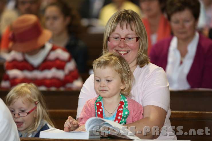 2014.06.18_19.13.17.jpg - Menschen jeden Alters und Standes sind herzlich willkommen - ganz besonders Familien mit kleinen Kindern ...