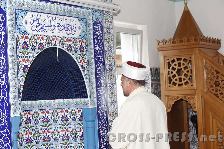 2016.04.23_15.23.27.JPG - Imam Avci vor der Gebetsnische bzw. Schallmuschel (Mihrab), Richtung Mekka (Kaaba) gewandt.