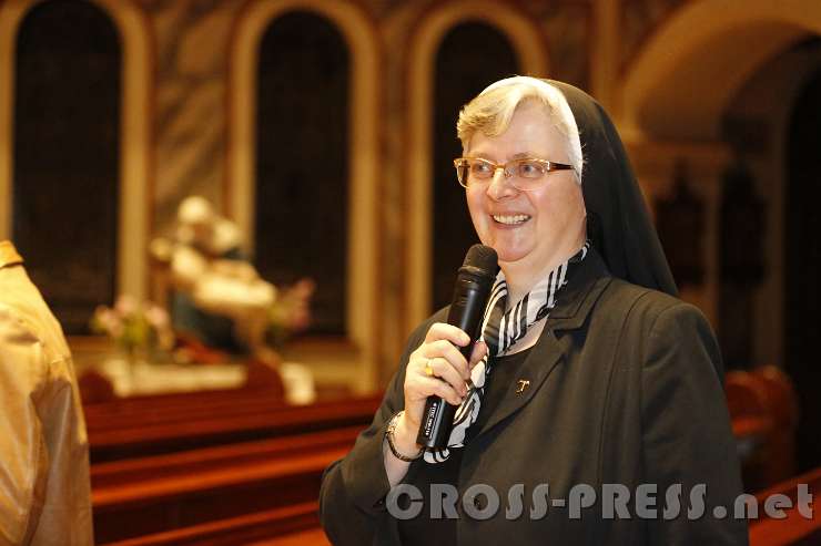 2016.06.10_22.16.05.JPG - Oberin Sr. Fanziska Bruckner dankt den Teilnehmern für ihr Kommen und Mitbeten.